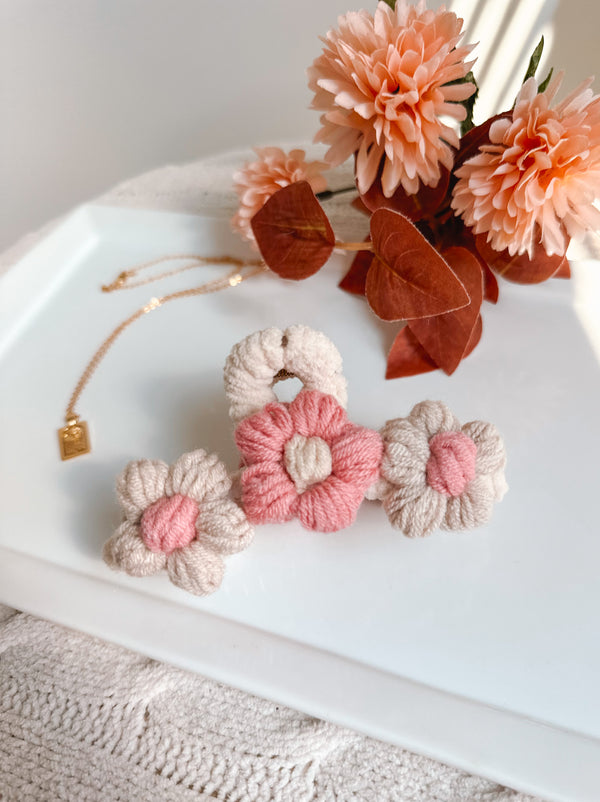 Knit Flower Hairclaw