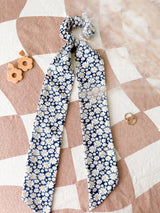 Daisies Scrunchie Scarf